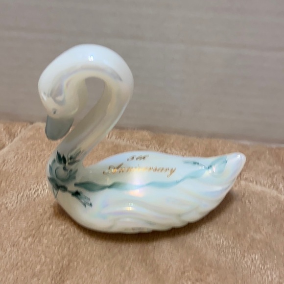 Fenton 5th anniversary white opalescent hand painted and signed glass swan - Picture 2 of 9